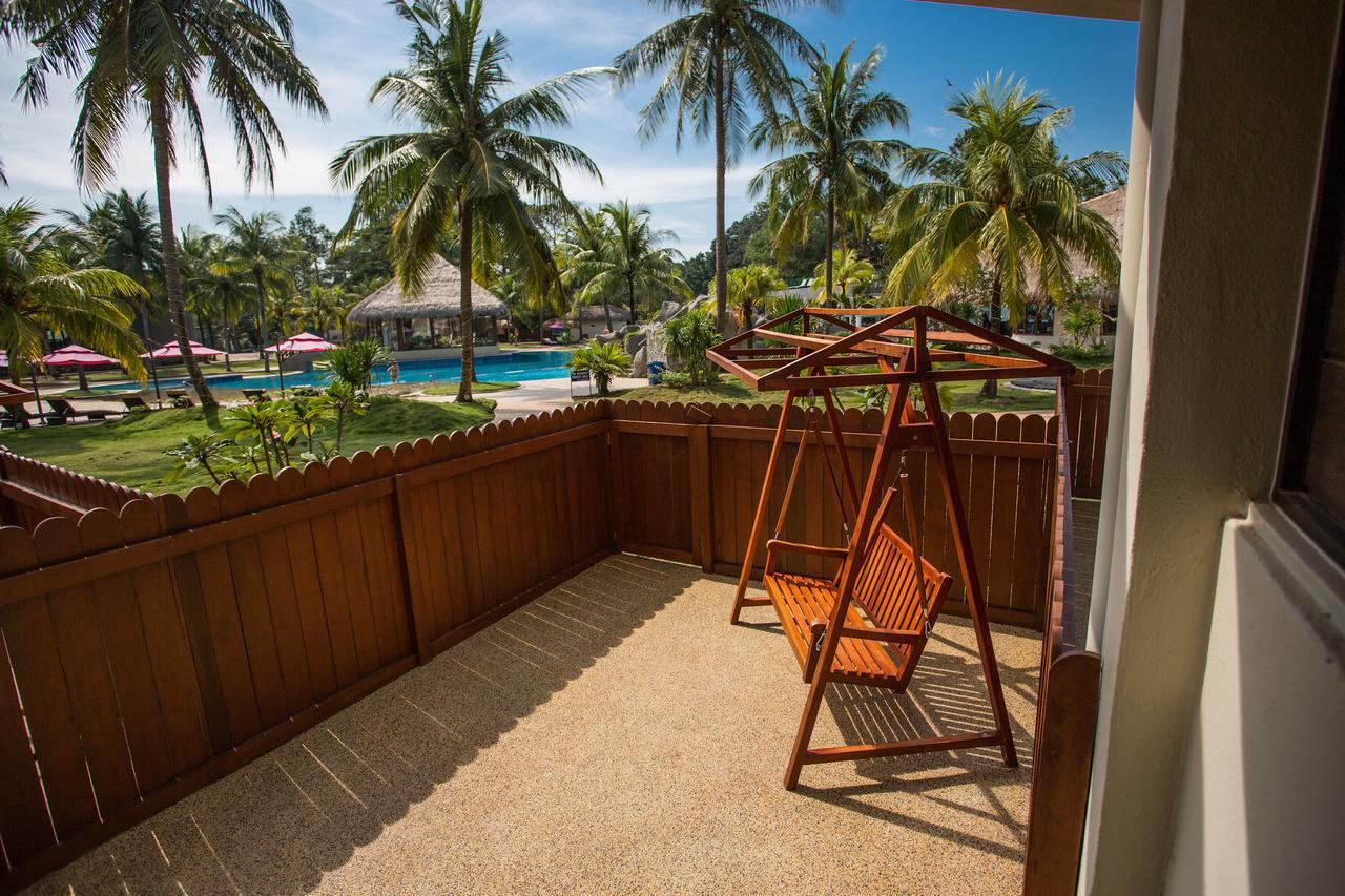 Sand&Sandals Desaru Beach Resort&Spa Exterior foto A view of the pool from a guest room