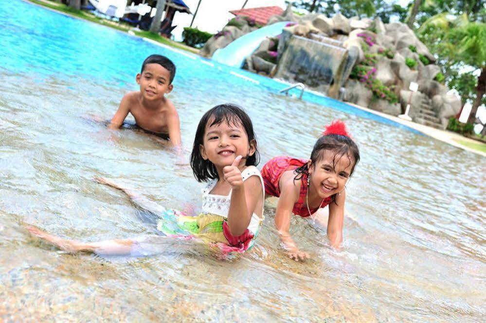 Sand&Sandals Desaru Beach Resort&Spa Exterior foto Children playing at a water park